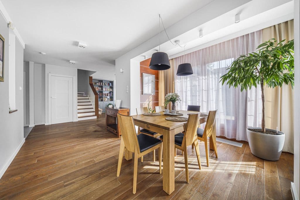 Urokliwy dom rodzinny z ogrodem i garażem – 4