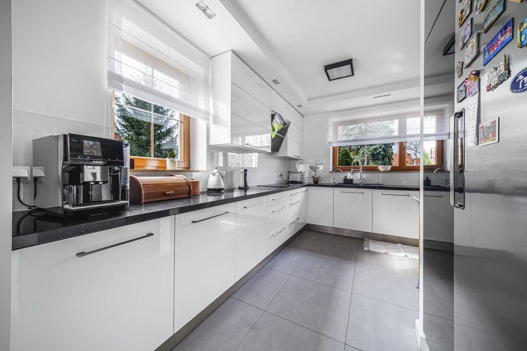 Urokliwy dom rodzinny z ogrodem i garażem – 6