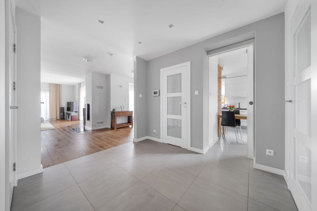 Urokliwy dom rodzinny z ogrodem i garażem – 8