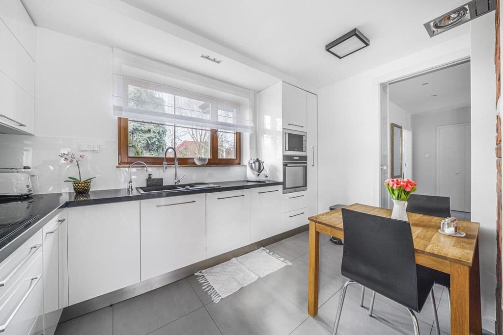 Urokliwy dom rodzinny z ogrodem i garażem – 9