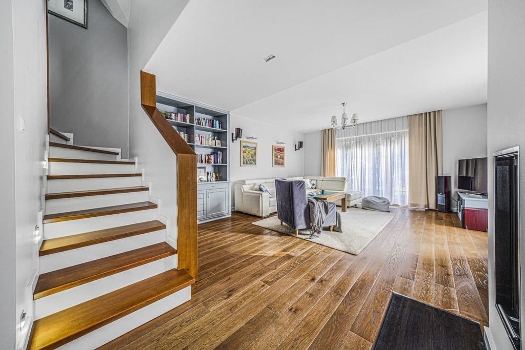 Urokliwy dom rodzinny z ogrodem i garażem – 12