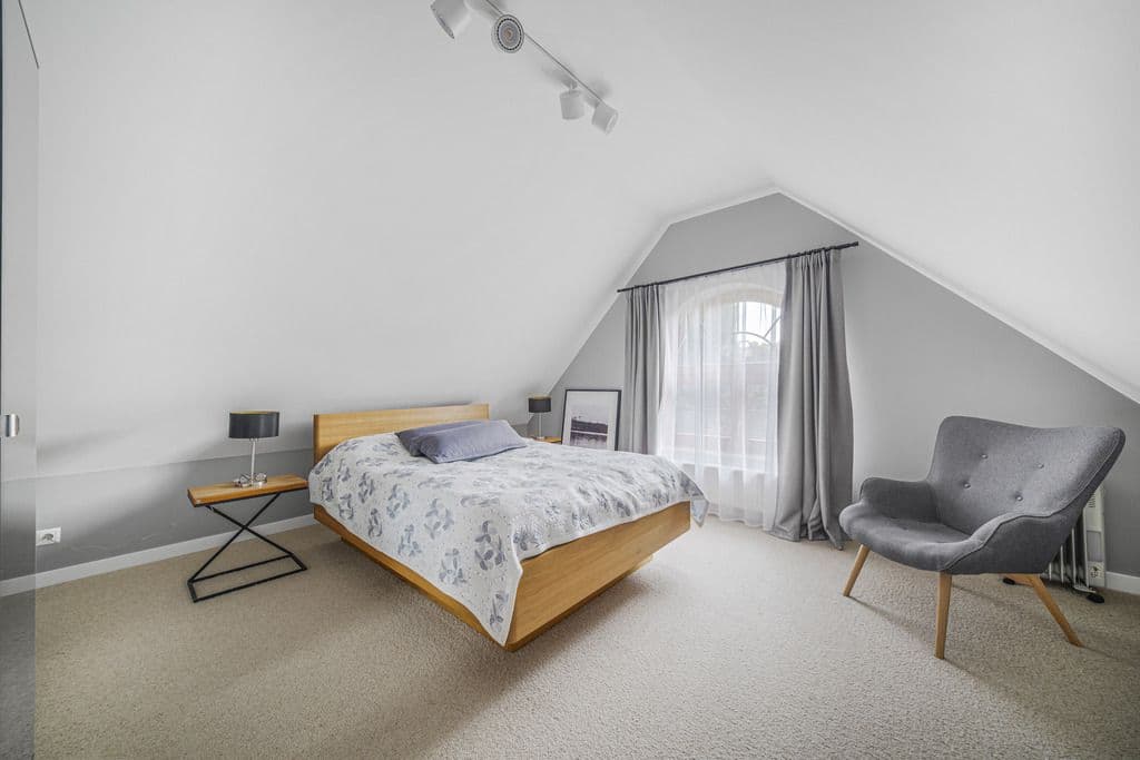 Urokliwy dom rodzinny z ogrodem i garażem – 14