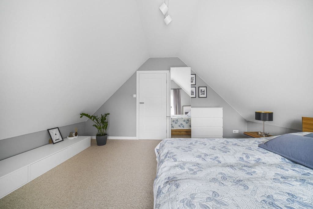 Urokliwy dom rodzinny z ogrodem i garażem – 15