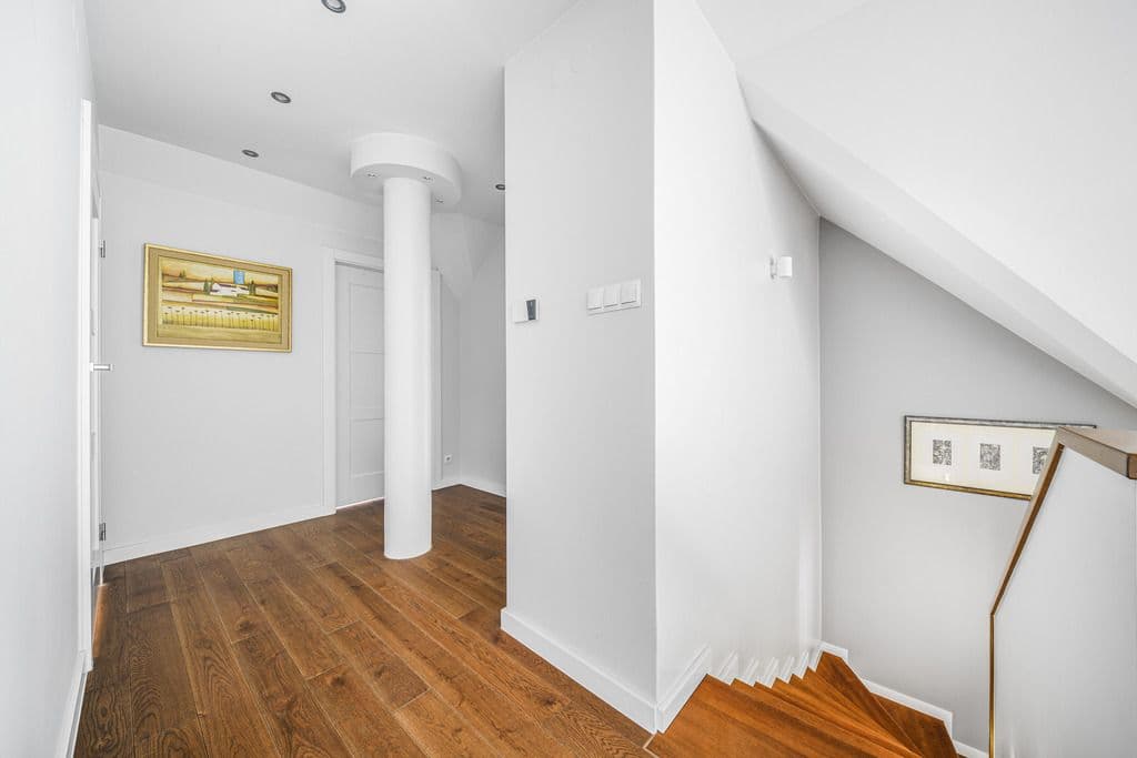 Urokliwy dom rodzinny z ogrodem i garażem – 17