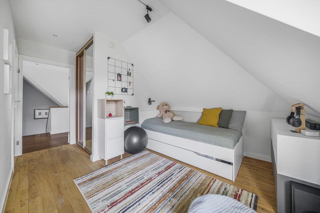 Urokliwy dom rodzinny z ogrodem i garażem – 18