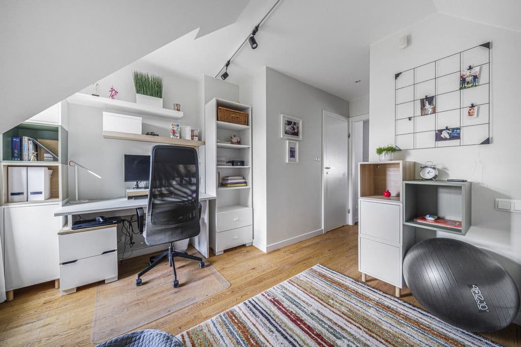 Urokliwy dom rodzinny z ogrodem i garażem – 19