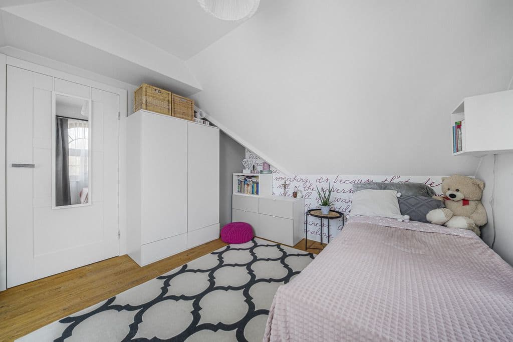 Urokliwy dom rodzinny z ogrodem i garażem – 21