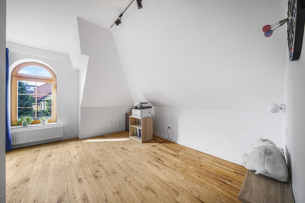 Urokliwy dom rodzinny z ogrodem i garażem – 23