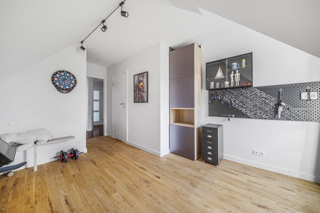 Urokliwy dom rodzinny z ogrodem i garażem – 24