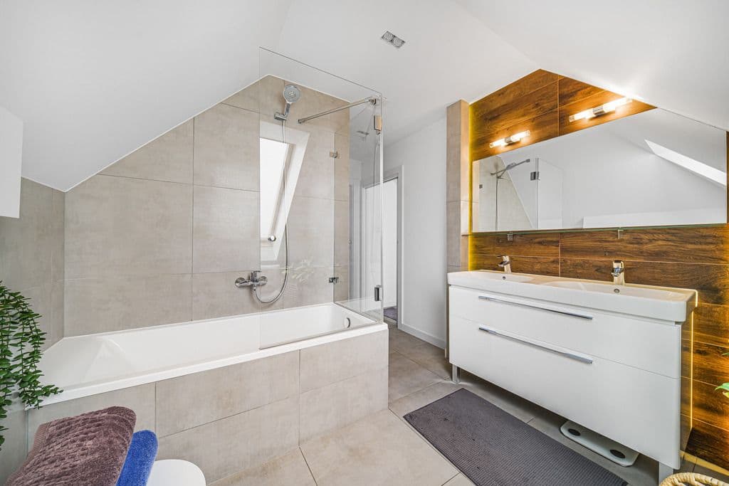 Urokliwy dom rodzinny z ogrodem i garażem – 25