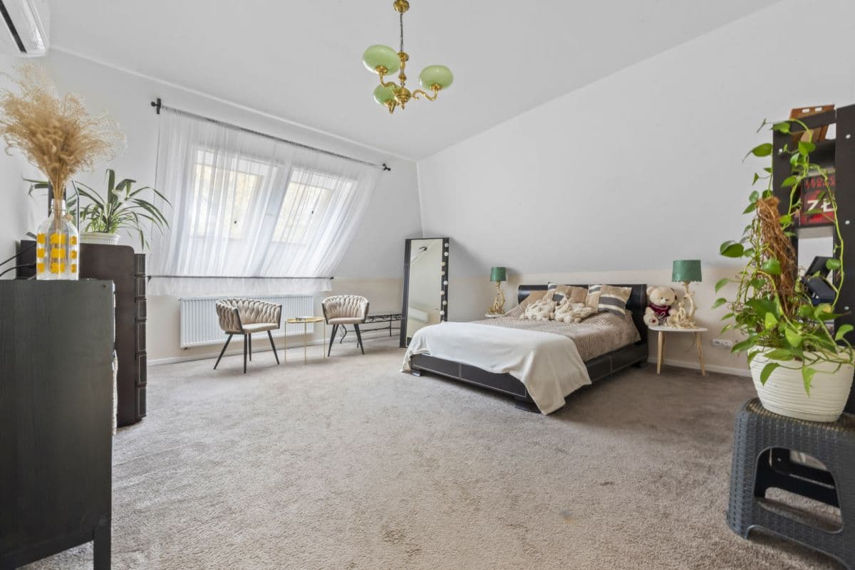 Przestronny dom rodzinny z pięknym ogrodem w Ciszycy – 8