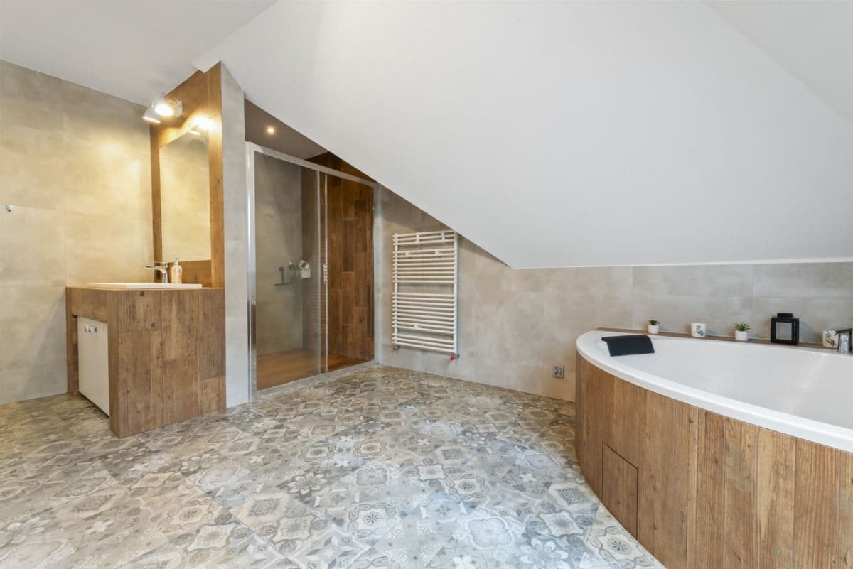 Przestronny dom rodzinny z pięknym ogrodem w Ciszycy – 10