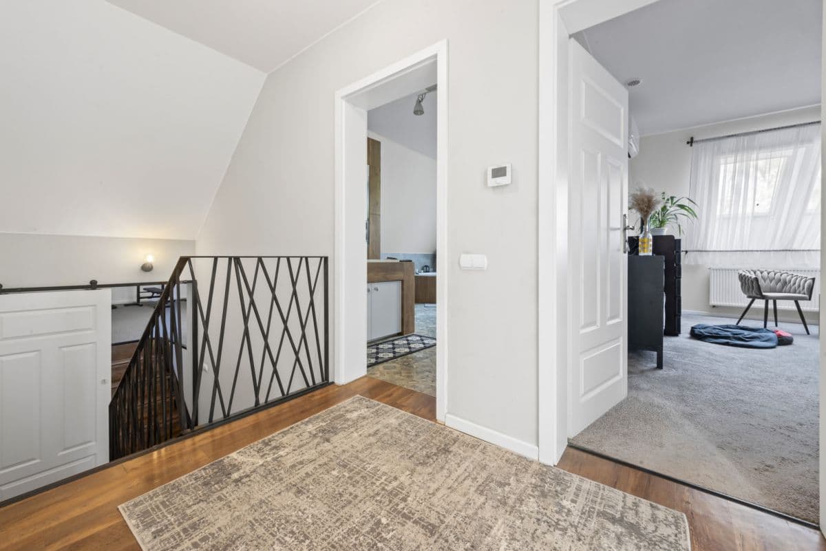 Przestronny dom rodzinny z pięknym ogrodem w Ciszycy – 12