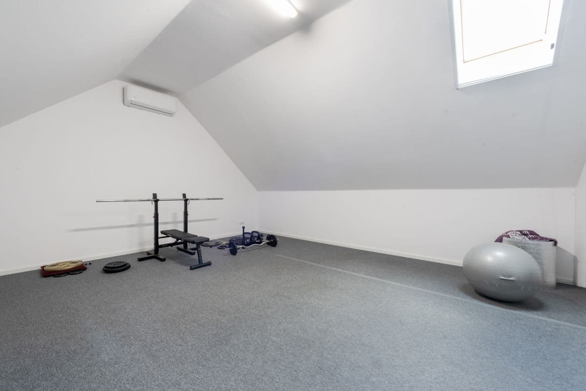 Przestronny dom rodzinny z pięknym ogrodem w Ciszycy – 14