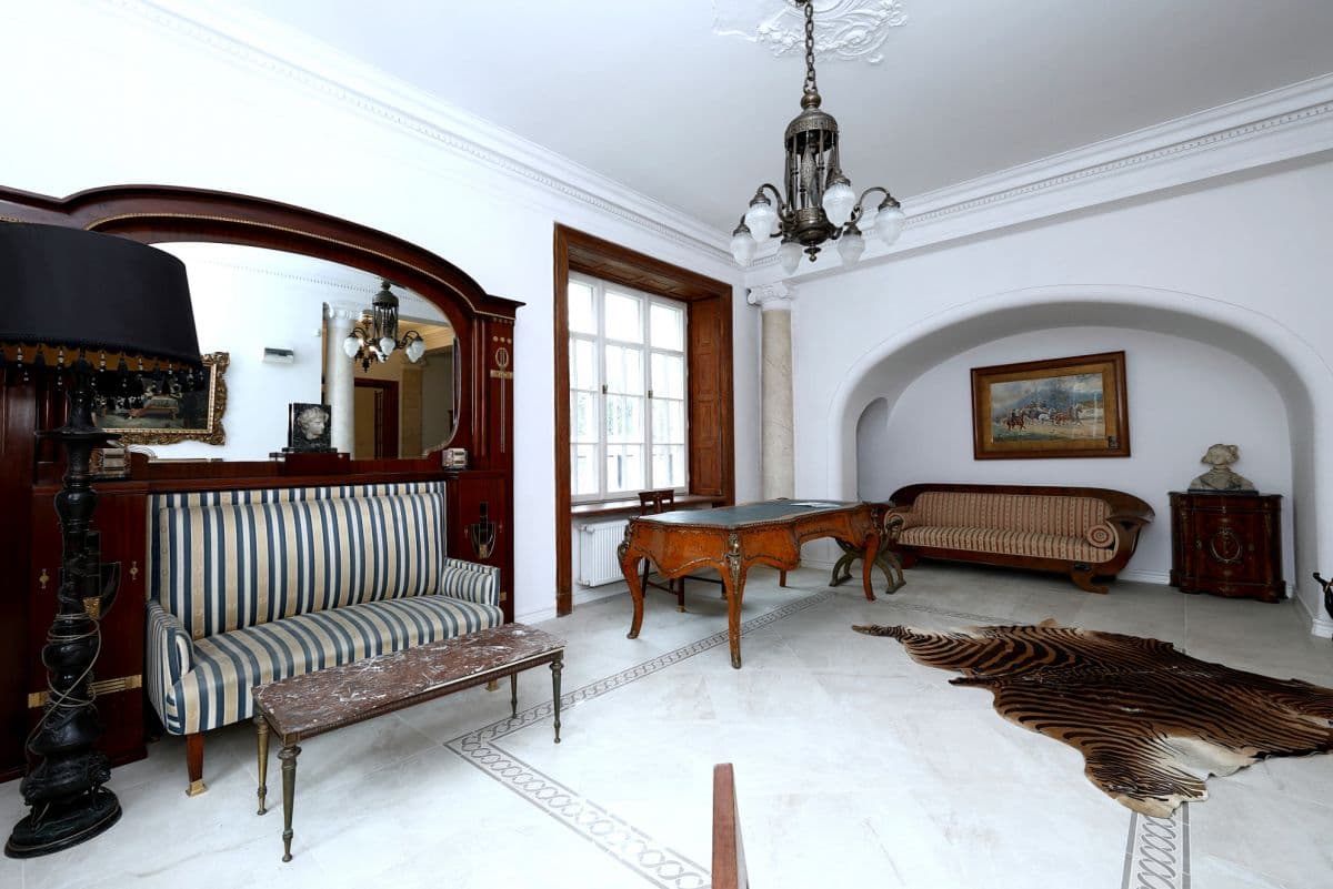 Zabytkowy budynek do wynajęcia z 15 miejscami parkingowymi – 1