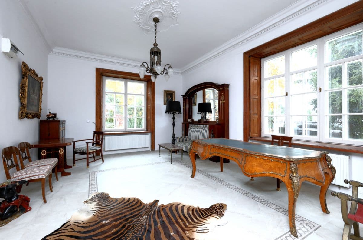 Zabytkowy budynek do wynajęcia z 15 miejscami parkingowymi – 2