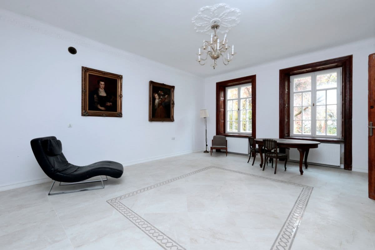 Zabytkowy budynek do wynajęcia z 15 miejscami parkingowymi – 7