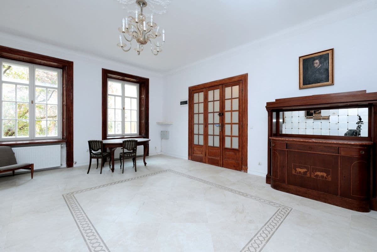 Zabytkowy budynek do wynajęcia z 15 miejscami parkingowymi – 8