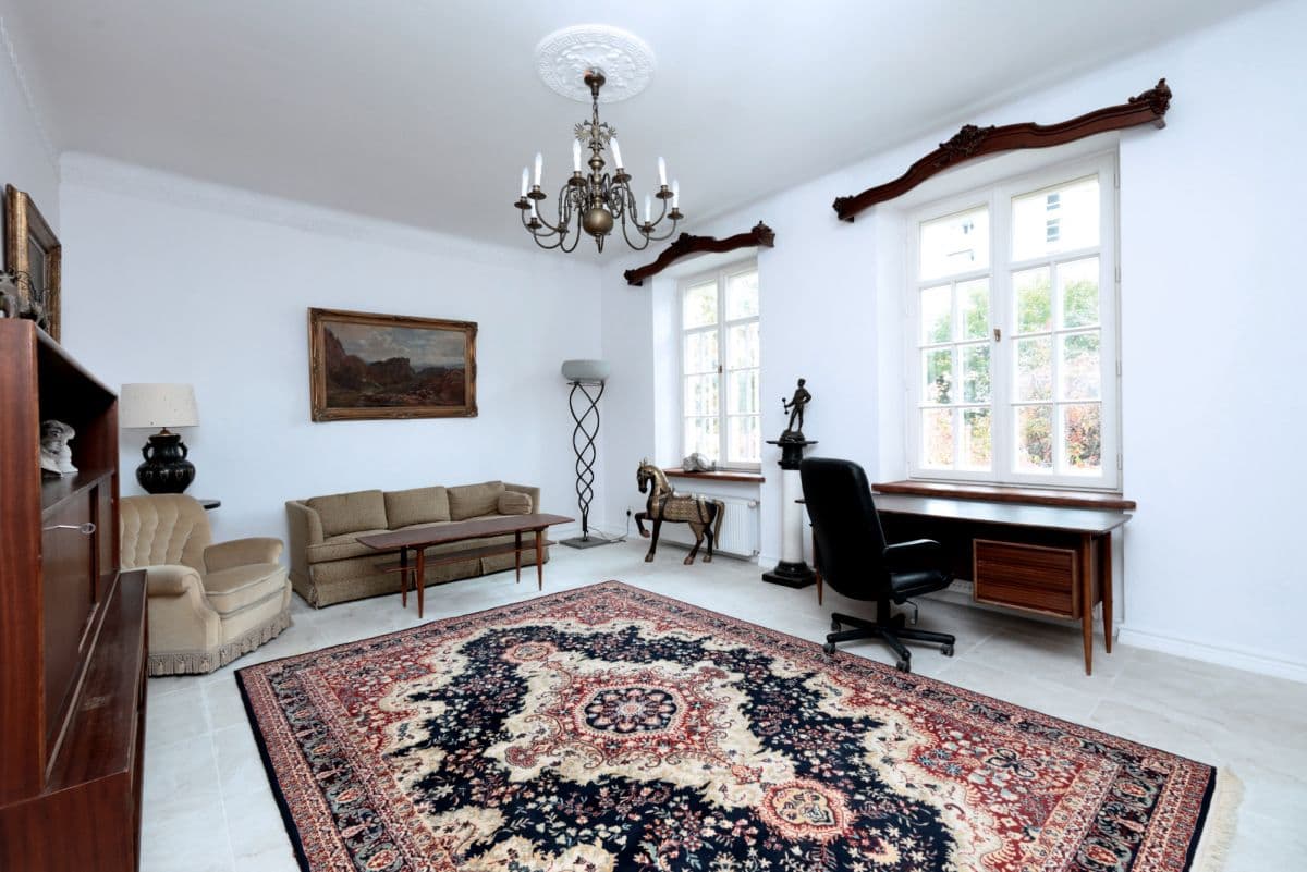 Zabytkowy budynek do wynajęcia z 15 miejscami parkingowymi – 9