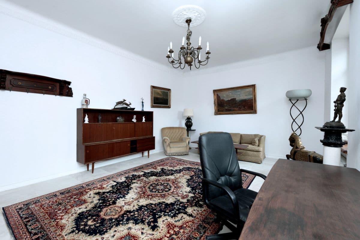 Zabytkowy budynek do wynajęcia z 15 miejscami parkingowymi – 10