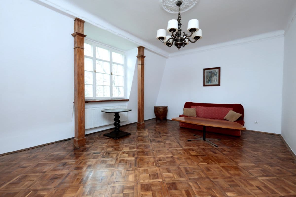 Zabytkowy budynek do wynajęcia z 15 miejscami parkingowymi – 11