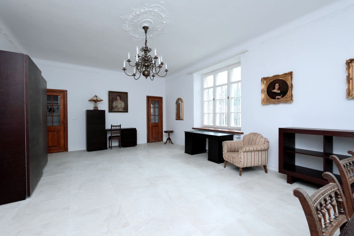 Zabytkowy budynek do wynajęcia z 15 miejscami parkingowymi – 12