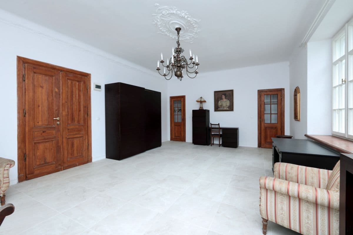 Zabytkowy budynek do wynajęcia z 15 miejscami parkingowymi – 13