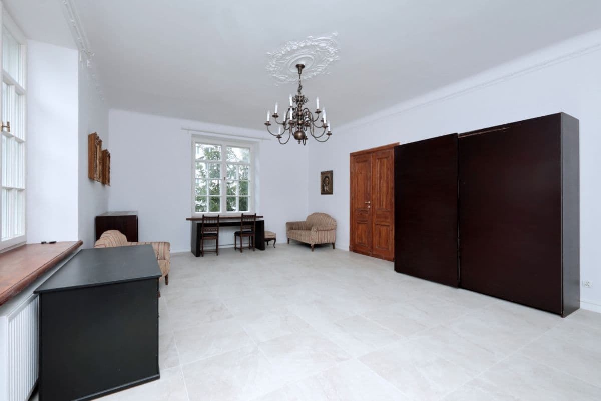 Zabytkowy budynek do wynajęcia z 15 miejscami parkingowymi – 14