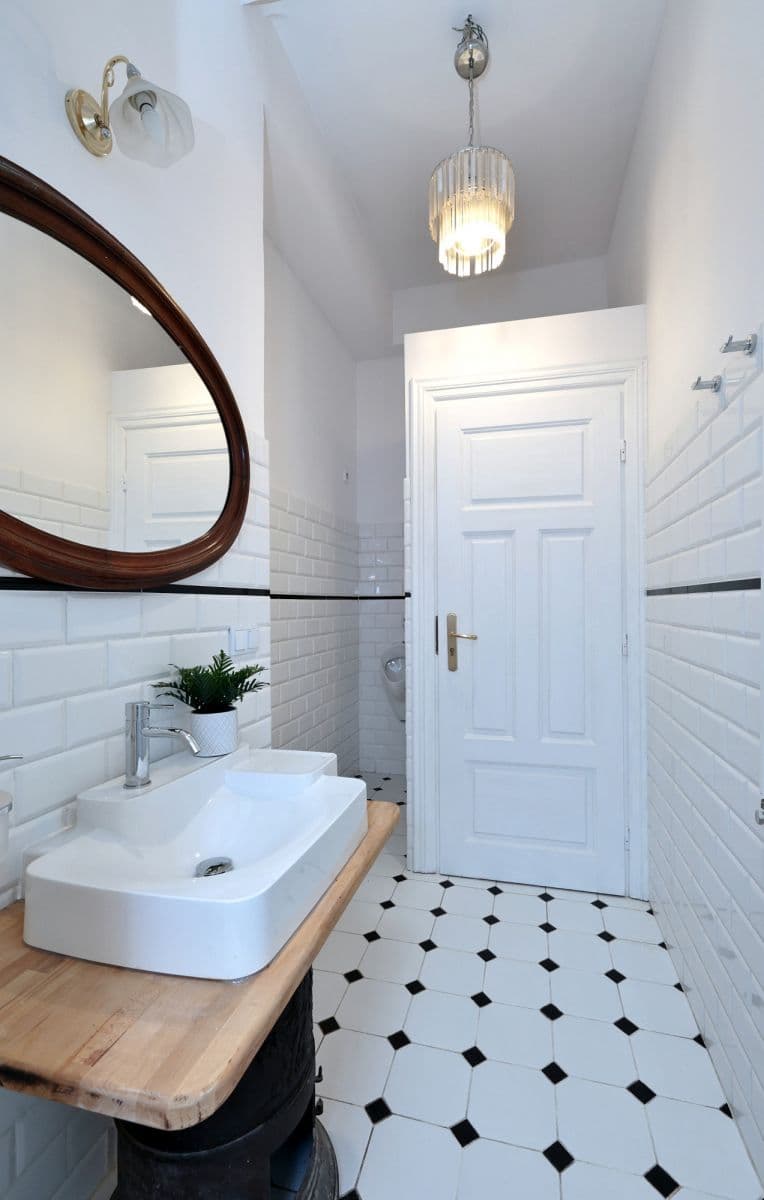 Zabytkowy budynek do wynajęcia z 15 miejscami parkingowymi – 16