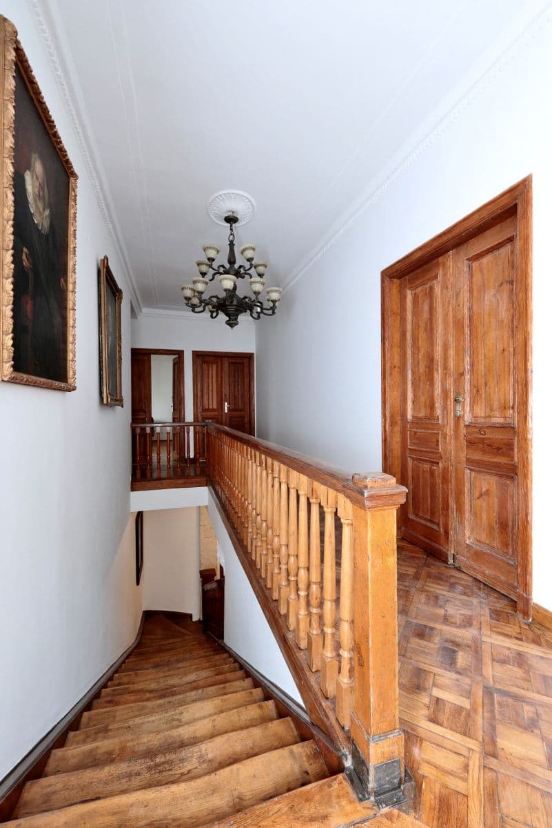 Zabytkowy budynek do wynajęcia z 15 miejscami parkingowymi – 18