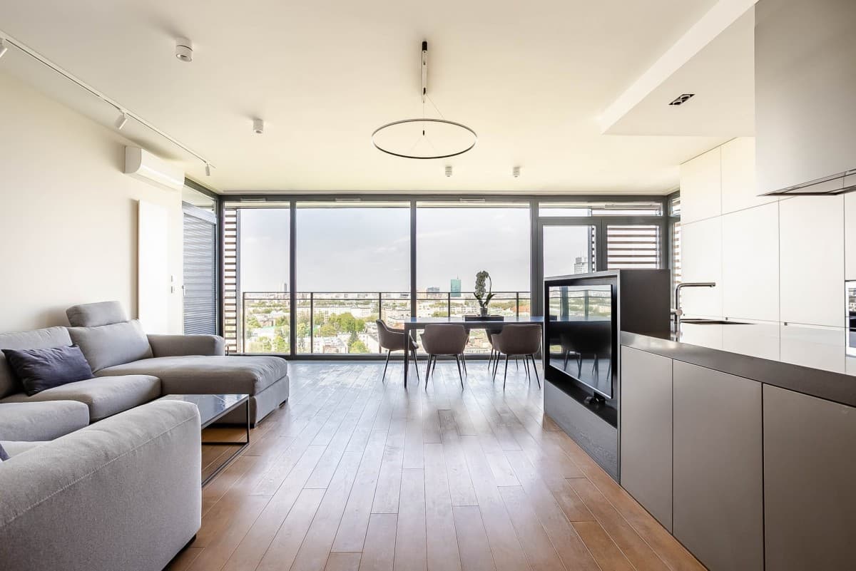 Przestronne 4-pokojowe mieszkanie z tarasem przy Grzybowskiej – 1