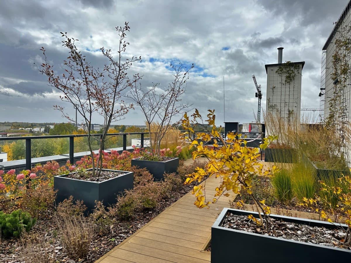 Nowoczesne mieszkanie z widokiem na miasto i balkonem – 6