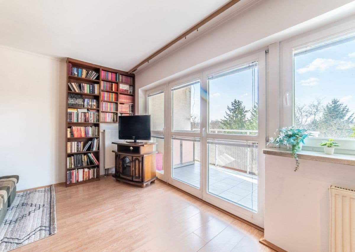 Słoneczna kawalerka w strzeżonym budynku z balkonem – 1