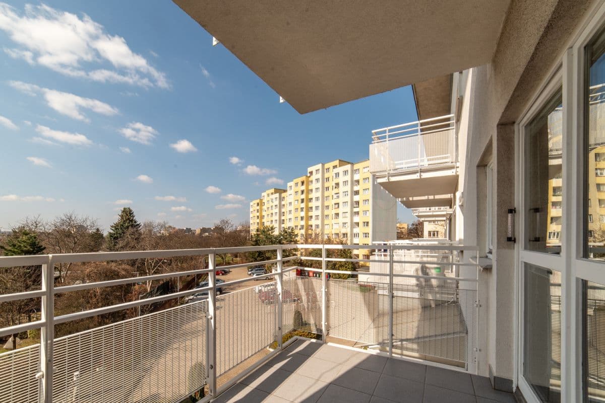 Słoneczna kawalerka w strzeżonym budynku z balkonem – 6