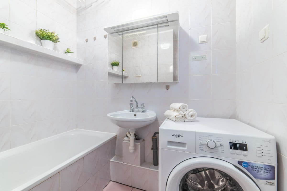 Słoneczna kawalerka w strzeżonym budynku z balkonem – 16