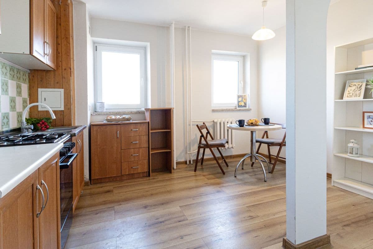 Przestronne narożne mieszkanie blisko metra i parku – 5