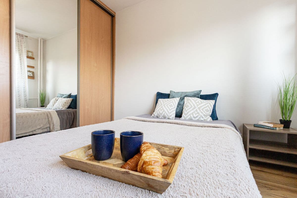 Przestronne narożne mieszkanie blisko metra i parku – 8