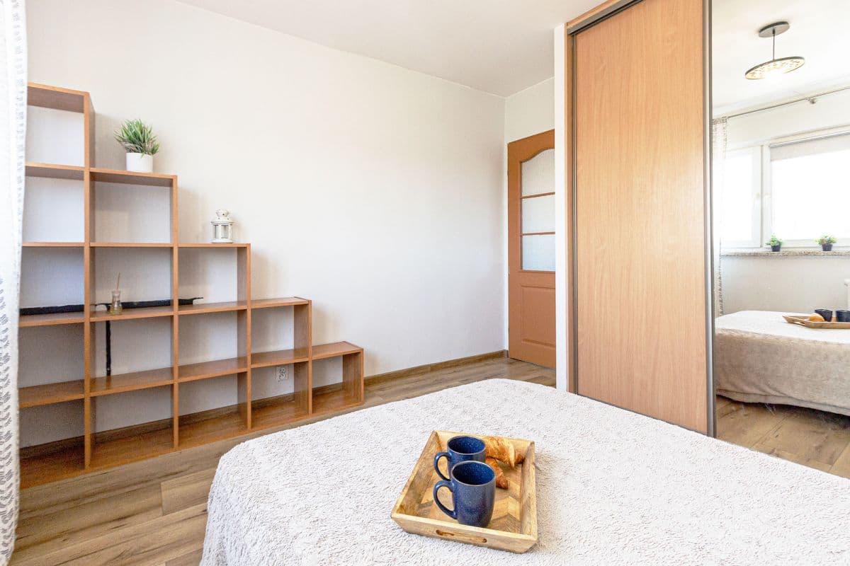 Przestronne narożne mieszkanie blisko metra i parku – 9