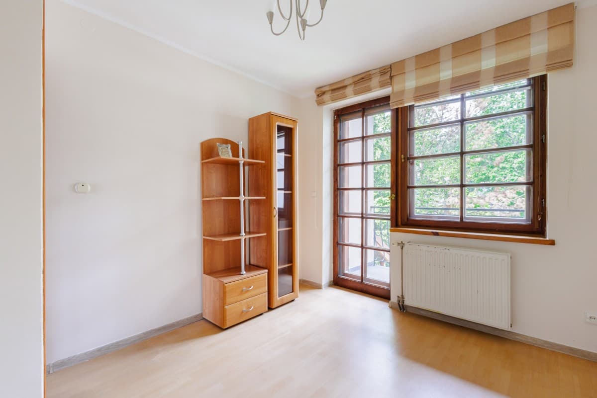 Przestronny segment blisko lasu z wysokimi sufitami – 9