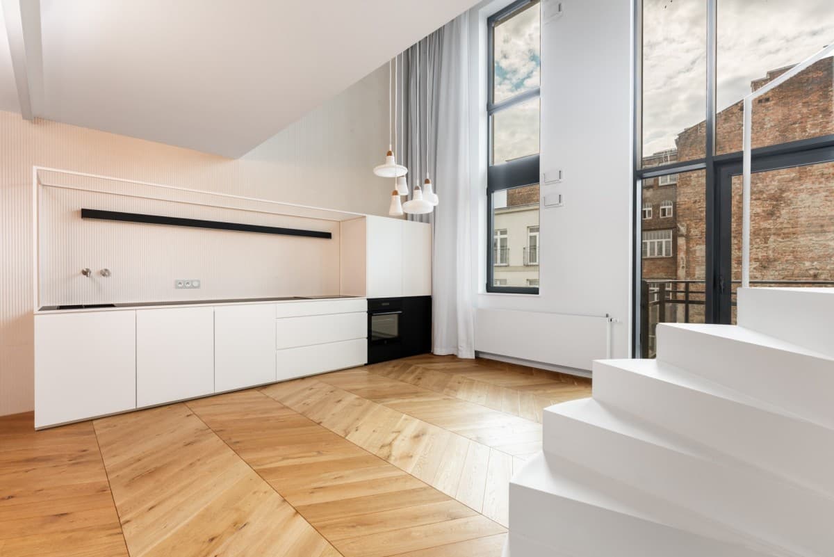 Zjawiskowy loft w tętniącej życiem Pradze Północ – 8