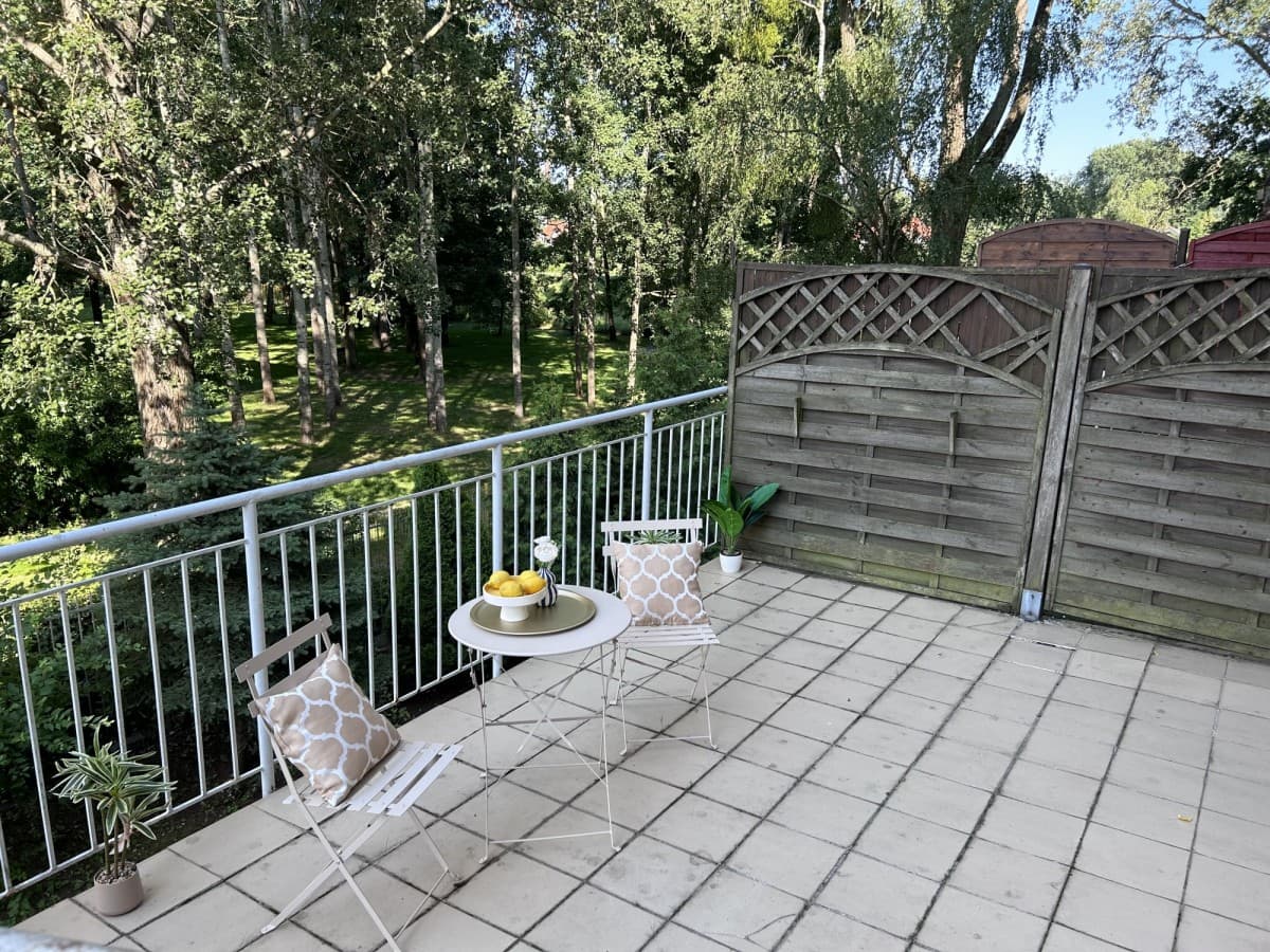 Przestronna kawalerka z dużym tarasem i widokiem na park – 2