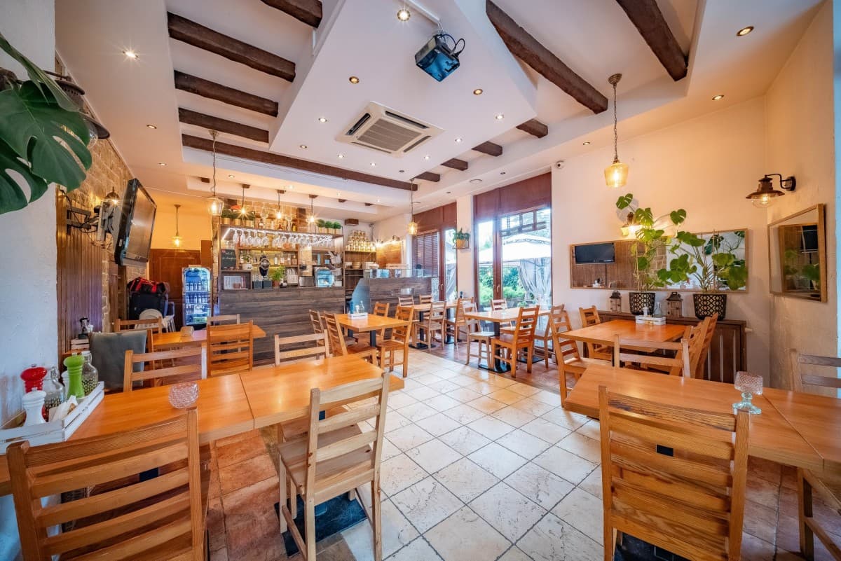 Działająca restauracja z zaufaną klientelą – 15